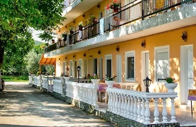 Studia Katerina (Kokkino Nero)