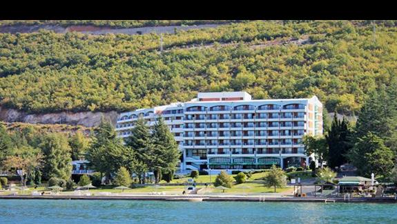 widok na hotel z perspektywy jeziora