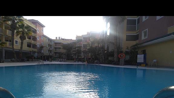 Poranek, widok na basen hotelu Costa Caleta.
