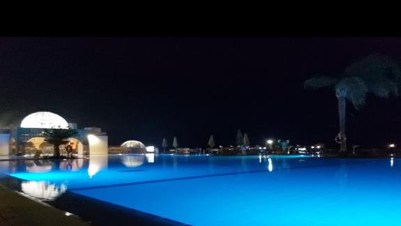 Główny basen nocą 