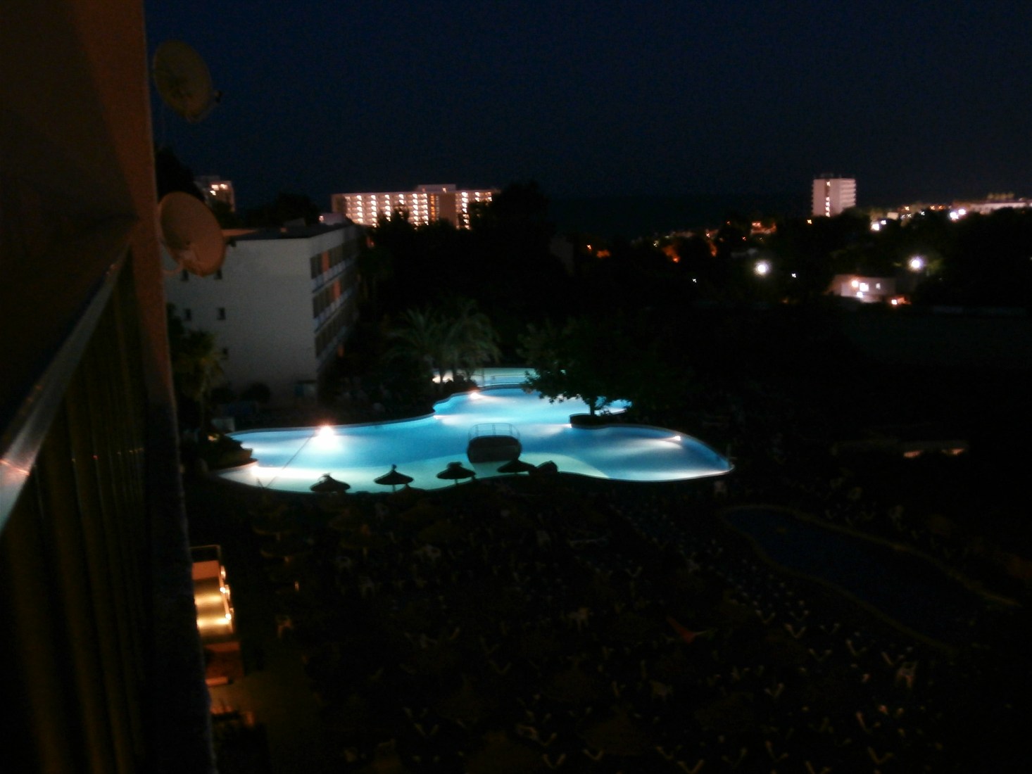 widok nocą na jeden z basenów