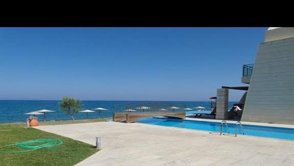 Hotel Grand Bay Beach Resort - widok częsciowy na basen i plażę