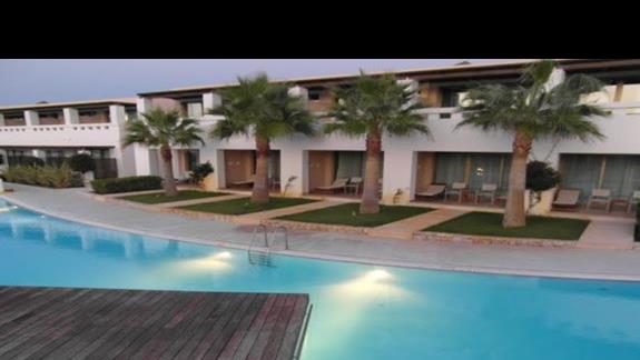 Hotel Cavo Spada Luxury Resort - widok na basen i pokoje