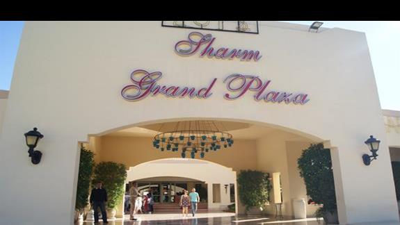Wejście do hotelu Grand Plaza Resort