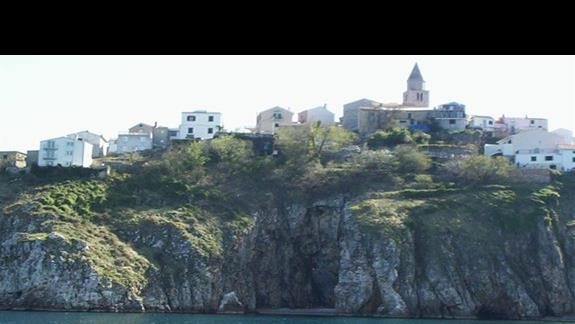 typowe miasteczko wyspiarskie zawieszone na skale - Kyrk