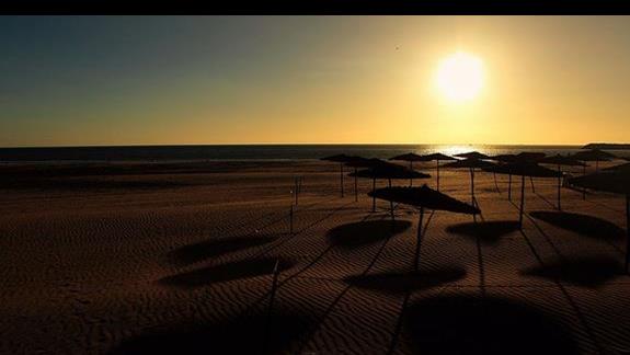 Parasole Cieniowe na plaży przy Anezi. Szerokie plaże na 50m z drobniutkim piaskiem.