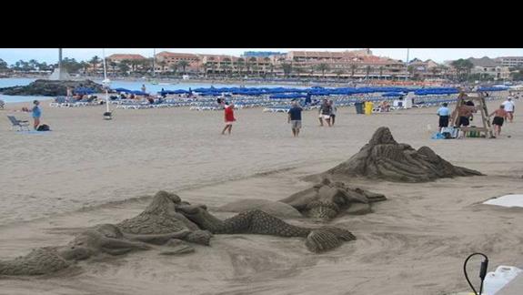 Ciekawe stwory z piasku na plaży w Los Amerikanos.
