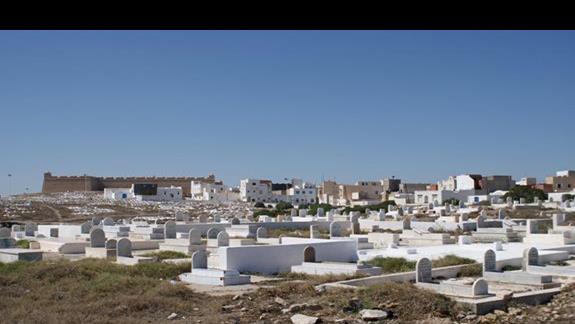 Mahdia - cmentarz na Cap Afrique, na drugim planie twierdza Bordj el Kebir