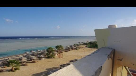Widok z dachu na plaze hotelowa