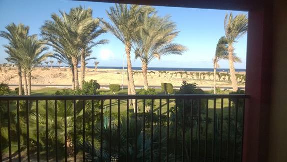 Widok na morze z balkonu w hotelu Aurora Oriental Bay