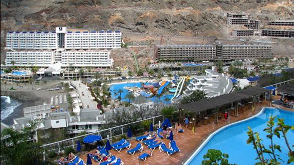 Widok na pobliskie hotele oraz aquapark hotelu Mogan Princess & Beach Club 