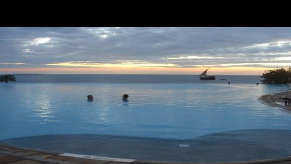 Zachód słońca nad Zanzibarem i hotelem Royal Zanzibar...  :)))
