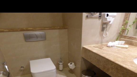 Łazienka w hotelu Miramar Al Aqah Beach Resort