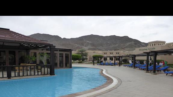 Basen w hotelu Miramar Al Aqah Beach Resort