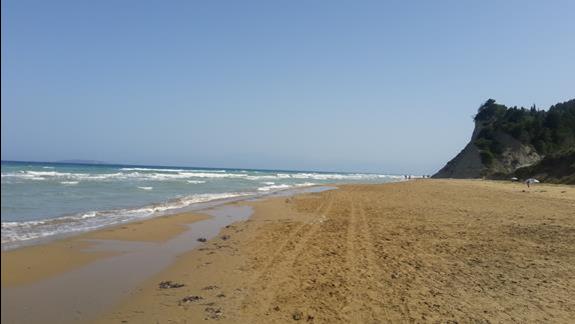 Prawa cześć plaży w Agios Stefanos, bardziej pusta, ale bez leżaków