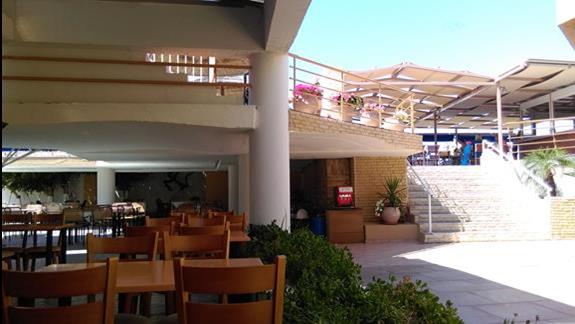Restauracja hotelowa przestronna, można zjeść w przestronnym ponieszczeniu albo w kilku miejscach na zewnątrz. Po schodkach do baru, basenu i na plażę.