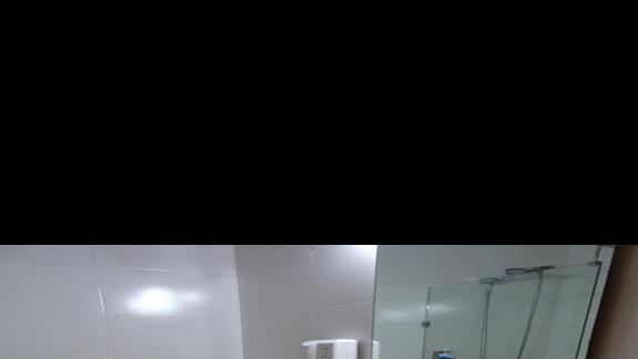 łazienka w pokoju standardowym  w hotelu Alexandra